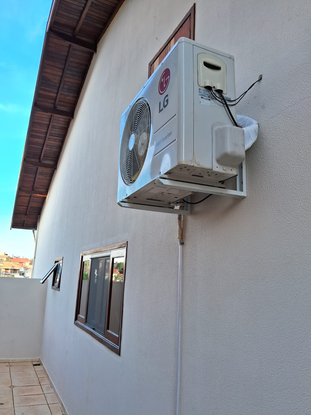 Condensadora LG instalada em parede externa